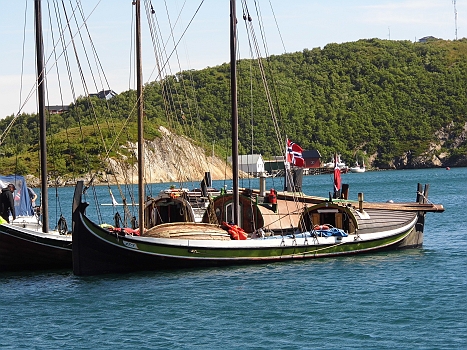 DSCI0002a.JPG - Frieren tun die aber auch. Wenn man genau hinsieht: Alle haben ein dickes Ofenrohr auf dem Kajuetdach