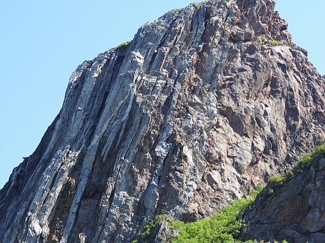 DSCI0003b.JPG - Huebsch sieht das "Steinchen" ja aus... Schaetze, Geologen haben hier auch ihre Freude...