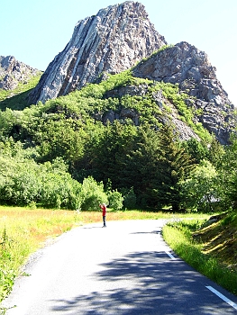 DSCI0004b.JPG - Wir gehen Einkaufen... Zwischendurch findet Nicky amWegesrand ein "Steinchen"