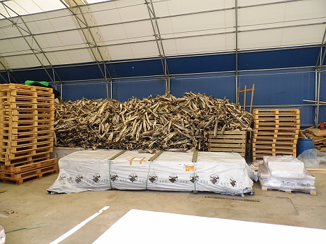 DSCI0010b.JPG - Und da ist des Raetsels Loesung, warum es hier so gemueffelt hat: Stockfisch! 