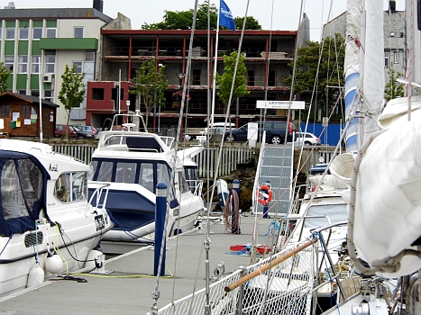 DSCI0014.JPG - Sieht irgendwie aus, wie ein Kriegsfoto aus dem Libanon... Ist aber Sandnessjoen. Unser naechster Hafen. Undder erste, bei dem ich wirklich mit Freude darauf brannte, ihn wieder zu verlassen...