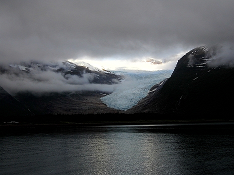 DSCI0017.JPG - Aber zum Glueck aendert sich das Wetter hier schnell (oder auch zum Unglueck - kommt auch vor!) Und ueberm Gletscher reisst es auf!