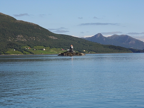 DSCI0062.JPG - Und raus aus dem Hollandfjorden. Das kleine Leuchtfeuer (eines, welches man auch tags als solches erkennen kann) verabschiedet uns