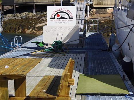 DSCI0078.JPG - Es legt auch noch ein riesen "Mopped-Boot" an, dessen Eigner/Fuehrer scheinbar sein Hirn nur im Tank hat: So festzumachen ist eine Ruecksichtslosigkeit ohne gleichen! Zumal, wie man rechts unten in Foto sieht, ja Festmacheraugen vorhanden waren! Es gab uebrigens noch einen zweiten Festmacher dieser Art. 