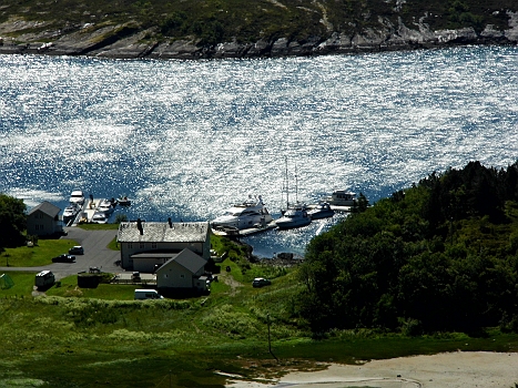 DSCI0099.JPG - "Unser" Steg, der uebrigens in den Boen froehlich nach beiden Seiten ausscherte (was man von hier deutlich sah). Der dicke Motorklops vor uns war der "Spezialist", der die Festmacher quer ueber den Steg gespannt hat. Dahinter - unschwer zu erraten: Maimiti!