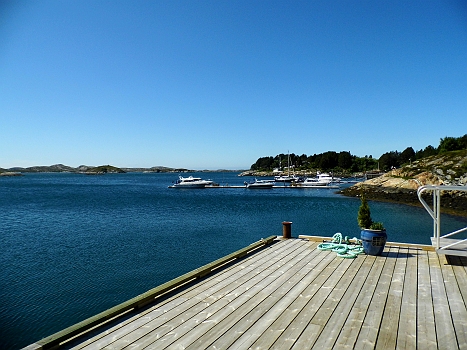 DSCI0121.JPG - Nein, falsch geraten: es ist noch immer nicht das Mittelmeer, auch wenn es aussieht, wie da irgendwo bei den sogenannten "Schoenen und Reichen"