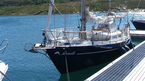 PIC_1504.JPG - Geschafft! War es draussen schon ruppig, so sind die Fallboen in  Selvagen richtig boese. Vor allem wenn man mit einem Langkieler (ohne Bugstrahlruder...) "einparken"  muss, denn: was bei uns vorwaerts nicht klappt,  kann nicht korrigiert werden. Dann gehts von vorne los.