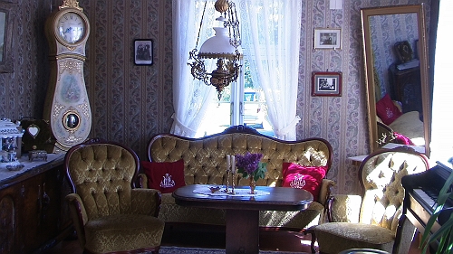 PIC_1509.JPG - Darauf gehen wir erst einmal in das viel gelobte Restaurant Klokkergarden. Es war mal eine "Farmruine" und wurde mit viel Liebe wieder hergerichtet und zu einem belebten Museum gemacht. Hier der Salon...