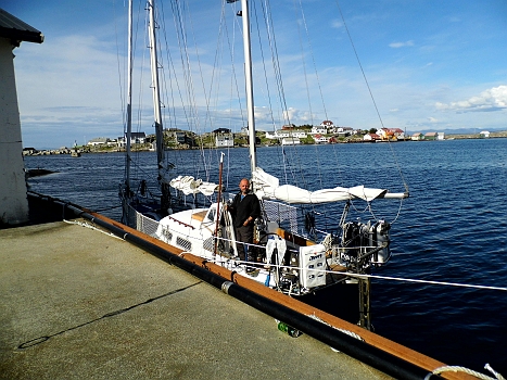 DSCI0016.JPG - Fototermin f&Atilde;&frac14;r die Bordfee. Auch wenn der Skipper muede ist; dafuer muss er nochmal hoch