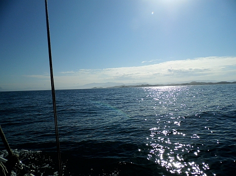 DSCI0020.JPG - Leichter Wind aus SE, statt aus NW, wie vorhergesagt, begruesst uns am Morgen des 10.06. Wir n&Atilde;&curren;hern uns dem Sognefjord
