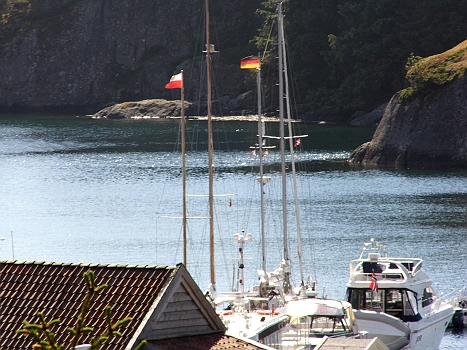 DSCI0073.JPG - Im Hafen sind wir die zweite Ketsch. Hinter uns eine sch&Atilde;&para;ne kleine Holzketsch aus Polen