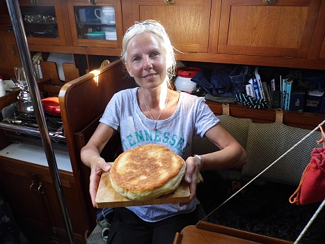 DSCI0080.JPG - Und hier das Highlight des Tages: Nickys erstes Brot!!! Es sieht nicht nur lecker aus, sondern ist es auch! Kurz nach diesem Foto fehlte bereits die Haelfte ;-)