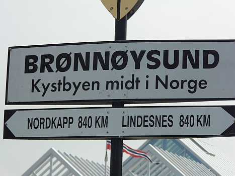 DSCI0026.JPG - Schaun wir halt mal, was in Broennoeysund so laeuft. Ist ja, wie man sieht, immerhin ein zentraler Punkt...