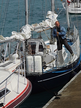 DSCI0030.JPG - Zeit wieder aufzubrechen, denkt der Skipper und geht an Bord