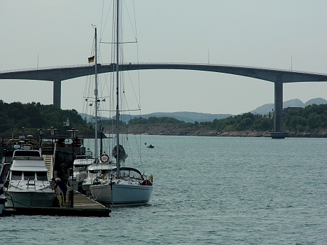 DSCI0034.JPG - Wenn man von Sueden kommt, faehrt man zunaechst unter dieser beeindruckenden, abenteuerlich geschwungenen (was im Bild zwar nicht zu sehen ist) Bruecke hindurch. Warum die so hoch sein muss (daher auch der abenteuerliche Aufwaertsschwung)?