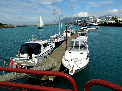 DSCI0036.JPG - Da liegt Maimiti also im Hafen von Broennoeysund. sehr gemuetlich ist es auch hier nicht, aber doch einen Tic besser als Sandnessjoen. Auch dies ein hervorragender Hafen zur Versorgung. Ein grosses Einkaufszentrum (Arcaden) liegt direkt am Hafen. Im Hintergrund laeuft gerade die MORILD aus, die wir in Skei wiedersehen werden.
