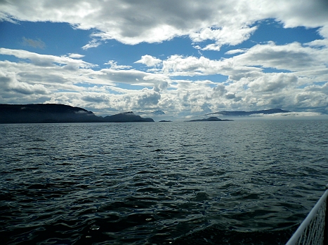 DSCI0055.JPG - Es laeuft auch eigentlich ganz gut und soft, und wir hoffen noch Roervik zu erreichen, aber das vor den fernen Inseln sieht verdaechtig nach Nebel aus...