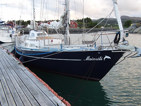 DSCI0071.JPG - Na und bei solchen Bedingungen ergreift der Skipper natuerlich die Gelgenheit beim Schopf und laeuft den naechsten Hafen an, zumal er ihn kennt und die Einfahrt keine Probleme bereitet: Skei auf Leka