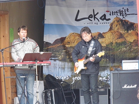 DSCI0089.JPG - Am Abend gibts ein Hafenfest! Mit life music (die beiden waren wirklich gut!) und Grillen. Wir natuerlich dabei!