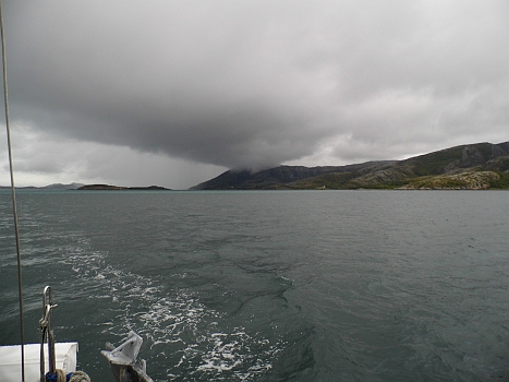 DSCI0091.JPG - Und dann die zwar richtige, aber nasse Entscheidung: wir fahren weiter nach Roervik! Gegenan mit Motor, im Regen, aber der Absprung ueber die Folla sollte morgen sein!