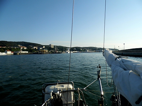 DSCI0001y.JPG - Ja! Sie hat es geschafft, die kleine Maimiti. Wir sind in Sassnitz eingetroffen und kaum dort, verlassen wir es auch schon wieder. Das Wetter ist noch guenstig. Wer weiss, wie lange...
