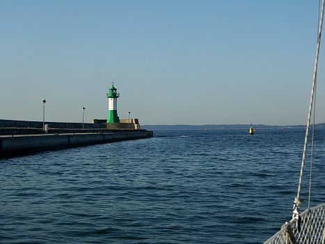 DSCI0002y.JPG - Ich wuerde sagen: typischer Fall von Fehlplanung! Hafenmole bauen und dann ne Gefahrentonne direkt davor platzieren, weils da an der Einfahrt doch zu flach ist (wie man an der kleinen, brechenden Welle sieht...) Sorry, wir waren vor round about 20 Jahren zum ersten mal in Sassnitz. Also irgendwie scheint sich hier nix, oder zumindest nicht Viel, zum Positiven ge&Atilde;&curren;ndert zu haben...