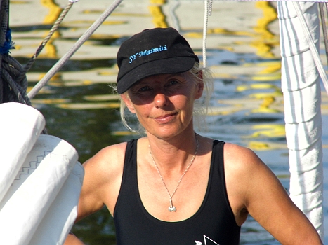 DSCI0008y.JPG - Ja, da ist sie! Stolz und zufieden. Wir haben unseren ersten wirklich langen Toern gemacht. 3 Monate. Und der Skipper will keine Minute davon missen. Das lag an ... IHR (und natuerlich Maimiti)