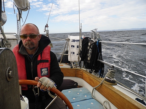 DSCI0013.JPG - Das Kielwasser rauscht, der Skipper ist konzentriert. Der Strom setzt gegen und die Wellen beginnen von achtern aufzuholen