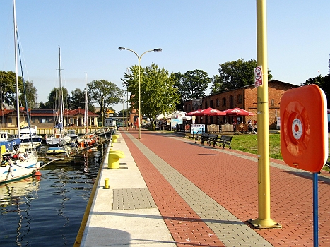 DSCI0016y.JPG - Swinemuende ist inzwischen ein wirklich gut anlaufbarer Hafen geworden. Weit entfernt, von den "Abenteuer" -Uebernachtungen vor vielen Jahren. Jetzt geht es noch uebers Haff und dann wird Abgeriggt. Schei... verdammt! Aber es gibt zu tun und zu verbessern an Maimiti und im Mai, da gehts wieder los. Wer will versuchen uns aufzuhalten?! Bonny & Clyde & Maimti stoppt man nicht mehr ;-)