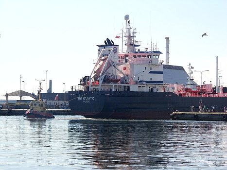 DSCI0057.JPG - Ausserdem sitzt man hier in der ersten Reihe, wenn ein kleiner Schlepper einem gro&Atilde;�en Frachter mal eben "Ausparkhilfe" gibt