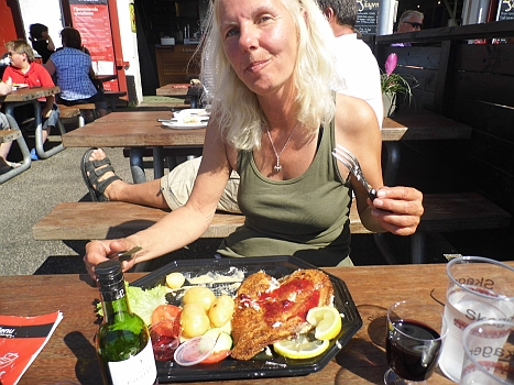 DSCI0065.JPG - Wir gehen erstmal, wie es sich hier wohl gehoert, den obligatorischen Fisch im Hafen "Restaurant" knabbern und tun auch mal so, als wuerden wir die Skagener Bootsschikkeria bewundern... oder dazugehoeren ;-)