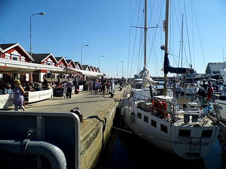 DSCI0068.JPG - ...denn so siehts da aus, wobei das Blechboot im Vordergrund hier eigentlich eher nicht hingehoert. Die "feinen Leute" liegen weiter hinten...