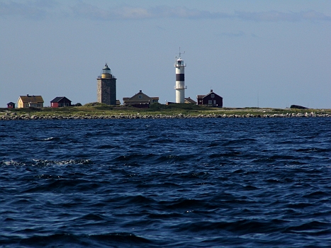 DSCI0096.JPG - Auf dem Weg nach Traesloevslaege kommen wir an diesen Leuchtfeuern vorbei. Von fern sah das aus, wie eine Moschee mit Minarett. Sollten wir uns doch verfranst haben und im Indischen Ozean sein...