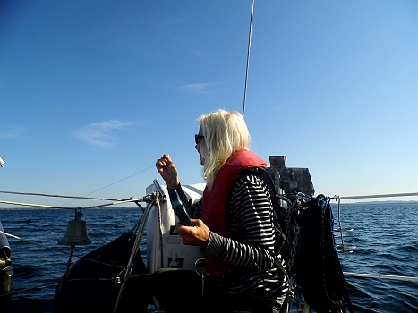 DSCI0126.JPG - Die Bordfee nutzt die Zeit und probiert ihr Anglerglueck...