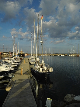 DSCI0131.JPG - Wir wollten in das "Gewuehle" nicht rein und blieben gleich am Anfang des Hafens. Boxen mag ich auch nicht, vor allem, weil die imer nur f&Atilde;&frac14;r 40 Fuss Schiffe gemacht sind. 