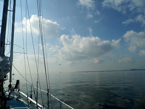 DSCI0156.JPG - Totenflaute vor Kopenhagen. Dafuer aber ein Flieger nach dem anderen, die uns mit einem Flugzeugtraeger zu verwechseln scheinen, so dicht rauschen die ueber uns weg