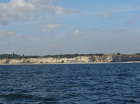 DSCI0185.JPG - Die Kreidefelsen bei Roedvig. Jetzt sieht man sie wieder. Kurz vorher war alles in so dickem Dunst verschwunden, dass man es schon als Nebel bezeichnen konnte. Davor hatten wir bereits das Radar zur Sicherheit mitlaufen