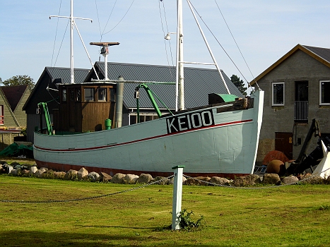 DSCI0191.JPG - Nein, so gefaehrlich, dass die Schiffe bis an Land geschoben werden, ist Roedvig nicht! Das hier ist ein Museum