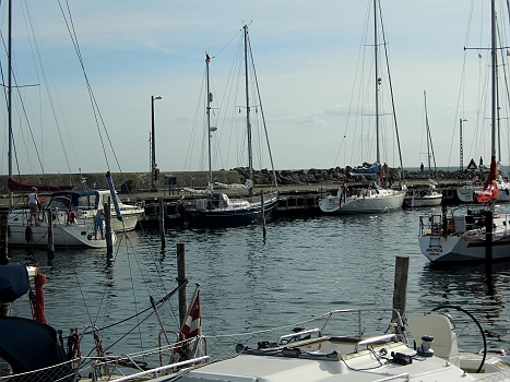 DSCI0192.JPG - Da "liecht" sie, unsere kleine Schoenheit. Im Hafen von Roedvig und wartet auf den Sprung nach Germansky