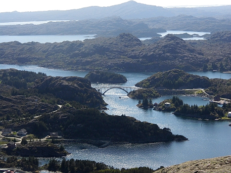 DSCI0007.JPG - Die Bruecke sieht sooooo gro&Atilde;� aus.... Ist sie aber nicht! Nur 15 m hoch und zwar genau in der Mitte und rechts und links sehr schnell niedriger werdend. Wir mussten da durch und haben sichehrheitshalber vorher nochmal den Rueckwaertsgang eingelegt!