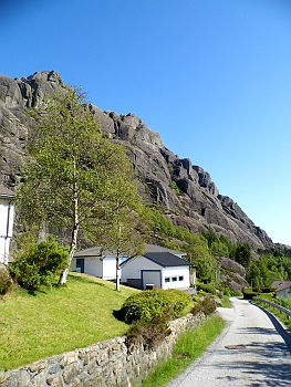 DSCI0019.JPG - Der Ravnenipa, 232 m hoch. Da will die Bordfee unbedingt rauf. Na denn....