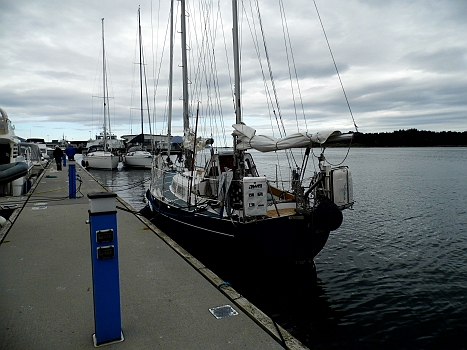 DSCI0043.JPG - Von Floroe waren wir ein wenig enttaeuscht. Wahrscheinlich lagen wir auch an der "falschen" Stelle und haetten mehr nach innen in den Hafen gehen sollen. Hier war es sehr unruhig....