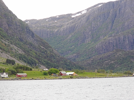 DSCI0051.JPG - Und nochmal: Kein Alpenurlaub; das ist der Hornelenfjorden