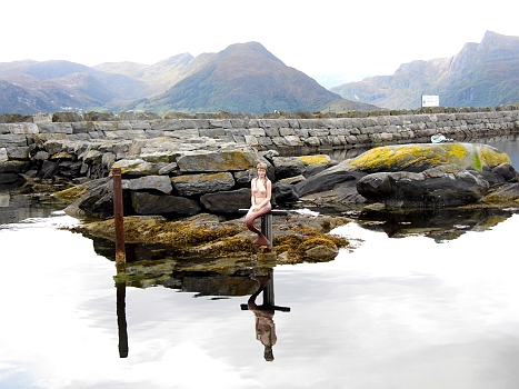 DSCI0111.JPG - Als wir aus Silda auslaufen, verabschiedet uns die kleine Meerjungfrau. Sie schien sehr traurig. Keine Sorge, wir kommen wieder!