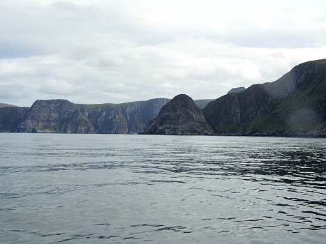DSCI0114.JPG - Stadlandet, ein norwegisches "Kap Horn", welches mit gehoerigem Respekt zu umfahren ist, laesst uns bei nahezu Flaute in Frieden passieren