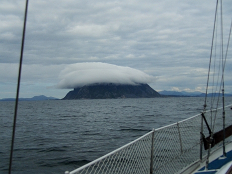 DSCI0137.JPG - Nein, das ist kein Trick. Diese Wattehuete haben um uns herum inzwischen alle Berge aufgesetzt. Die Wolken kommen immer weiter hinunter