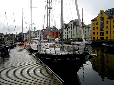 DSCI0145.JPG - Bei einem "wunderschoenen Regenguss" genau in dem Moment, als wir anlegen, gehen wir im Stadthafen von Alesund an den Gaestesteg. Wir haben Glueck. Es legte gerade jemand ab. 
