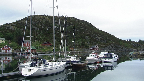 PIC_1167.JPG - Der kleine Hafen von Silda. Ein Inselchen, welches als guter Absprung fuer die Umrundung von Stadlandet gilt, da man von hier die Bedingungen sehr gut einschaetzen kann