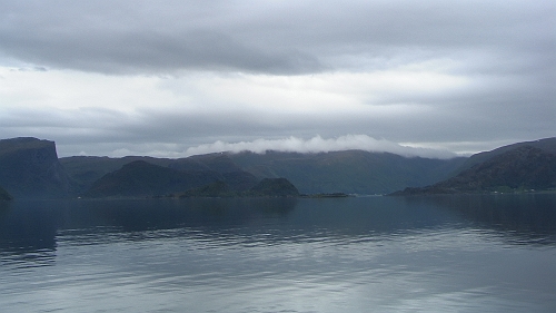 PIC_1169.JPG - Allerdings zeigt uns Norwegen dann, dass es eben nicht nur Sonne gibt, sondern es auch ganz und gar anders aussehen kann. Die Wolken kriechen wie Amoeben ueber die Berge und beginnen, uns zu verfolgen....