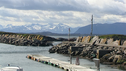 PIC_1178.JPG - Die Ueberlegung, von Alesund nach Kristiansund direkt durchzugehen, verwerfen wir, wegen des miesepetrigen Wetters. So landen wir in Bud. Ein Schoener Hafen, mit einer wunderbaren Aussicht